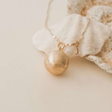 Bola de grossesse or Gaïa, collier Ilado sur chainette or à facettes, avec initiales parents ou futur bébé