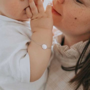 Bracelet médaille Madeleine pour enfant, argenté rhodié, personnalisable et ajustable Mon Petit Poids