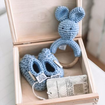 Coffret naissance bébé 3 pièces, chaussons et hochet bébé au crochet, bleu