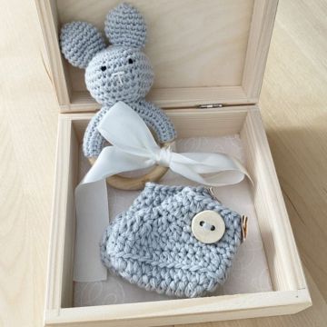 Coffret naissance bébé 3 pièces, chaussons et hochet bébé au crochet, gris