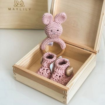 Coffret naissance bébé 3 pièces, chaussons et hochet bébé au crochet, rose