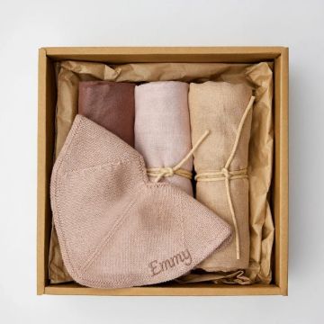 Coffret naissance fille Saga Copenhagen, langes en coton biologique et bavoir personnalisé, rose