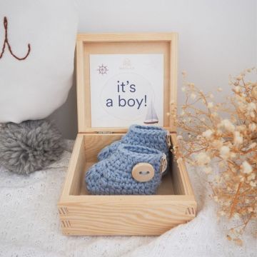 Coffret révélation "It's a Boy" avec chaussons roses tricotés, Maylily