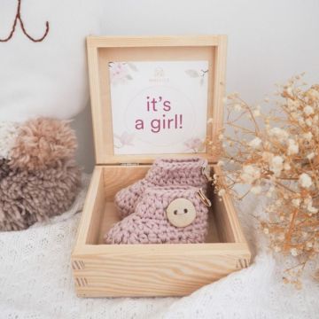 Coffret révélation "It's a Girl" avec chaussons roses tricotés, Maylily