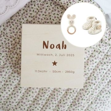 Boite à souvenirs bébé gravée,  avec chaussons et hochet bébé au crochet, crème