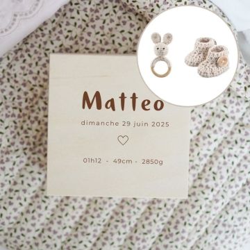 Boite à souvenirs personnalisée, avec hochet chaussons bébé au crochet, Maylily beige