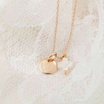 Collier et médaille bébé avec initiale, date de naissance ou baptême et croix de nacre