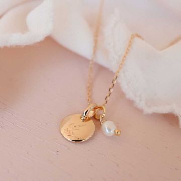 Collier et médaille bébé feuille et perle, à personnaliser avec initiale et date de naissance ou baptême, Aismée