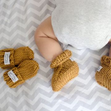 Chausson bébé et gants tricot, set cadeau laine mérinos, tan