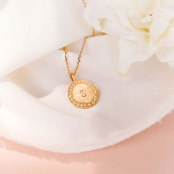 Médaille de baptême avec couronne et initiale, pendentif en or brossé, avec chainette