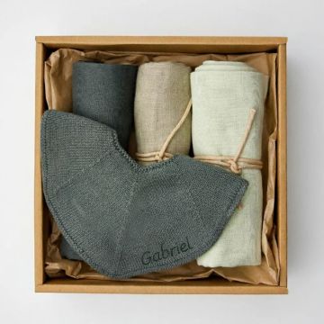 Coffret naissance Saga Copenhagen, langes en coton biologique et bavoir personnalisé, green