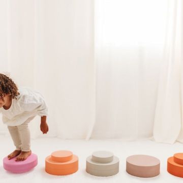 Chaise et pierres d'équilibre en mousse arc en ciel "earth" Moes, jouet durable
