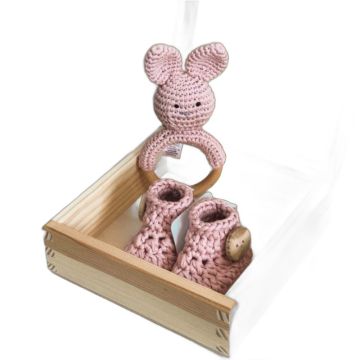 Coffret naissance Maylily 3 pièces chaussons hochet rose