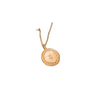 Médaille de baptême or brossé avec couronne et initiale Aismée